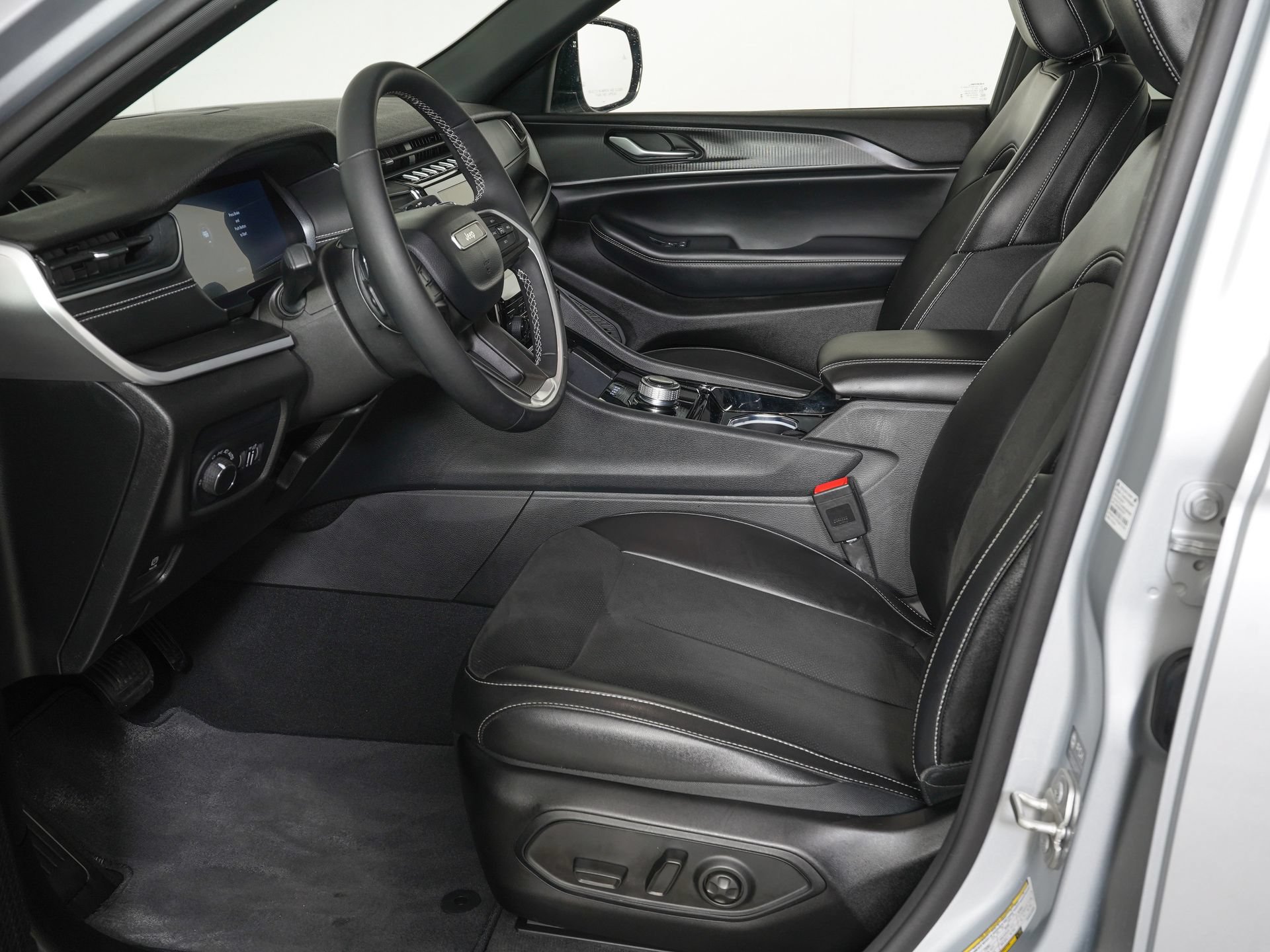 Used 2023 Jeep Grand Cherokee Altitude AWD/4WD image 14