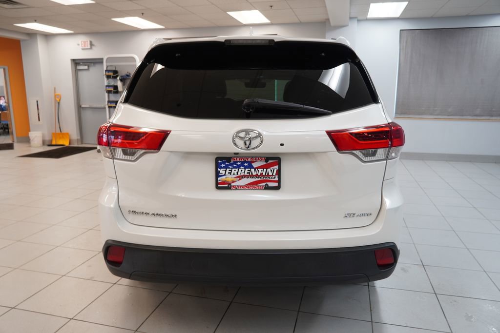 Used 2018 Toyota Highlander SE image 9