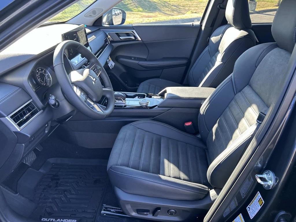 New 2025 Mitsubishi Outlander SE image 21