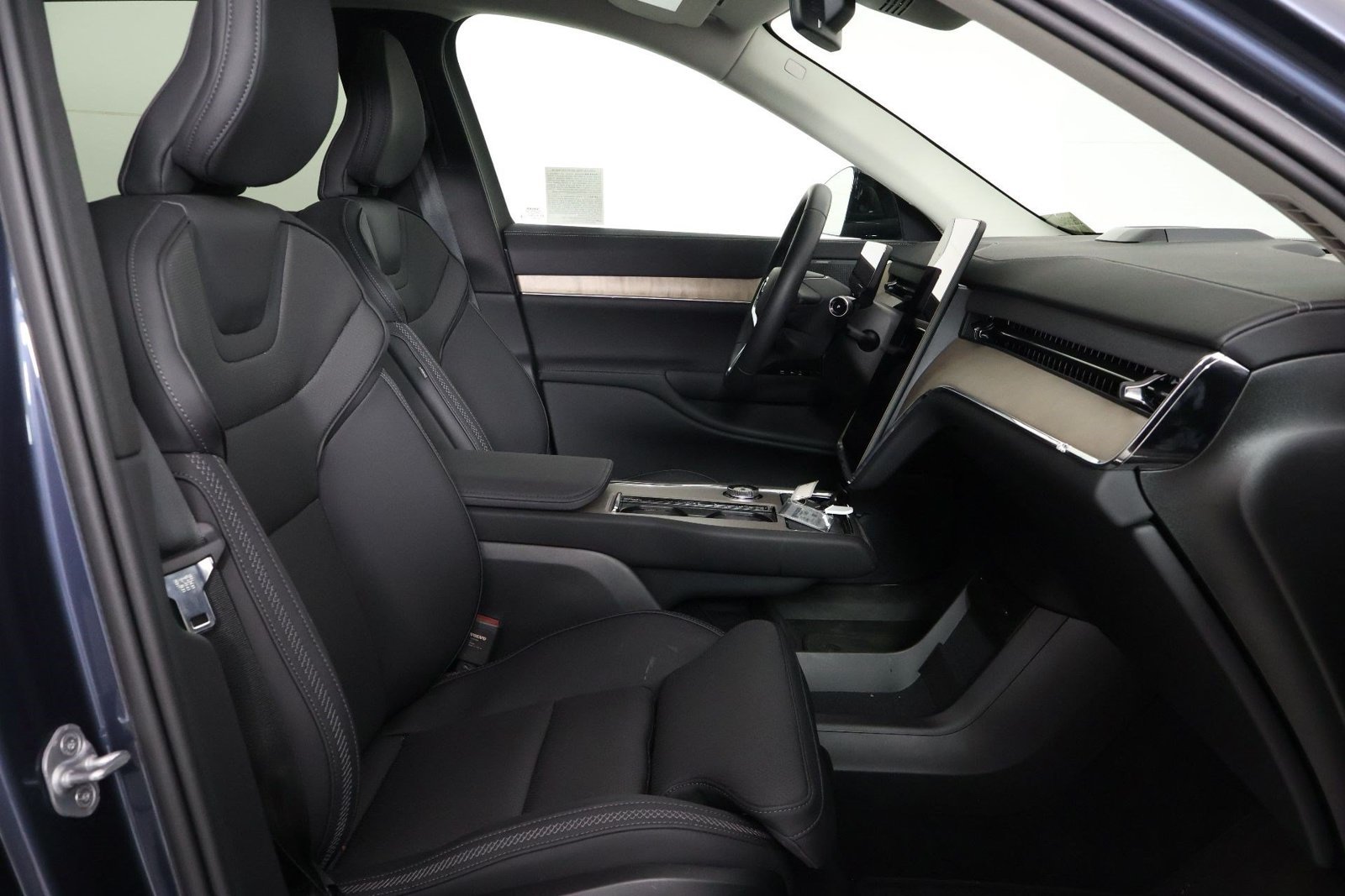 Used 2026 Volvo EX90 Plus RWD image 27