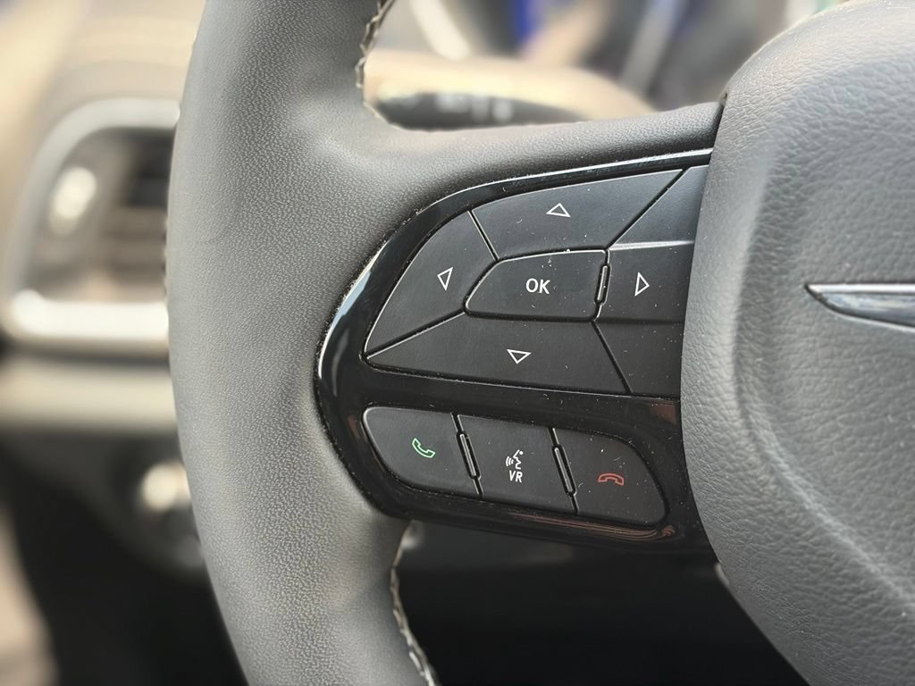 Certified 2025 Chrysler Pacifica Limited FWD image 26