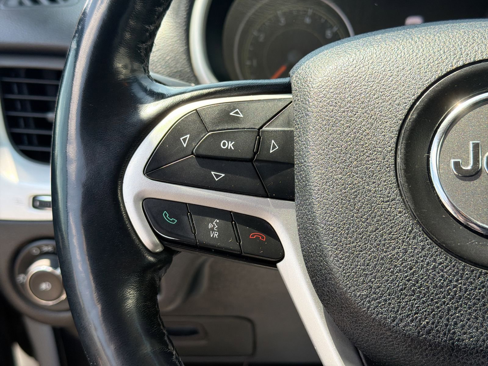 Used 2015 Jeep Cherokee Trailhawk w/ Cold Weather Group AWD/4WD image 27