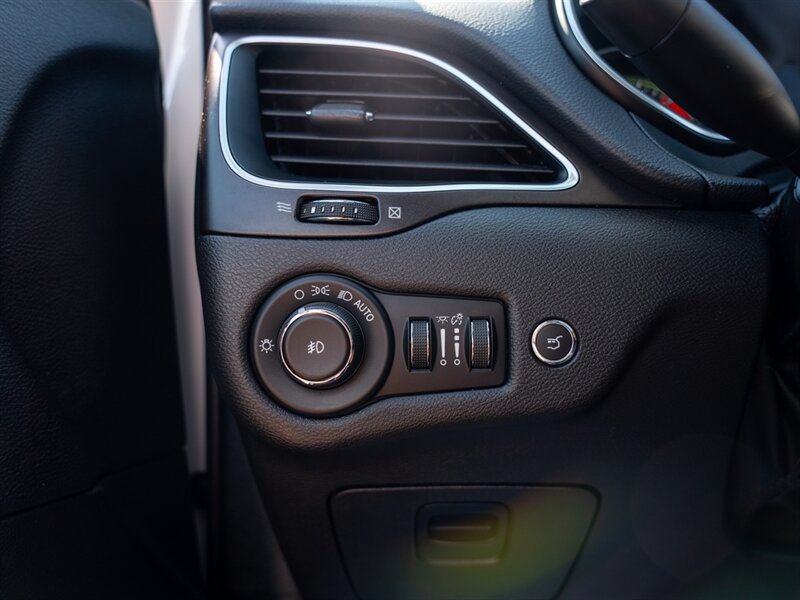 Used 2019 Jeep Cherokee Trailhawk AWD/4WD image 36
