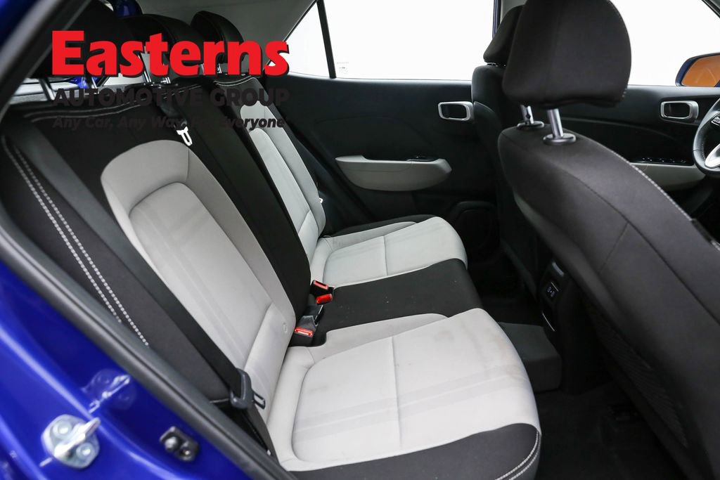 Used 2025 Hyundai Venue SEL image 24