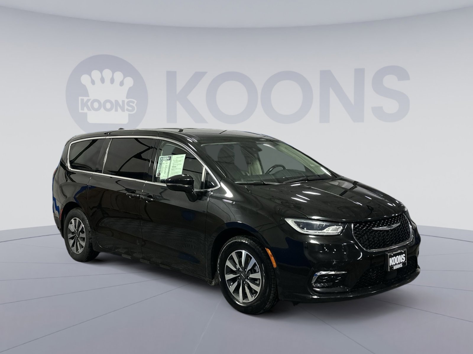 Used 2022 Chrysler Pacifica Touring-L w/ Uconnect Theater Family Group image 10