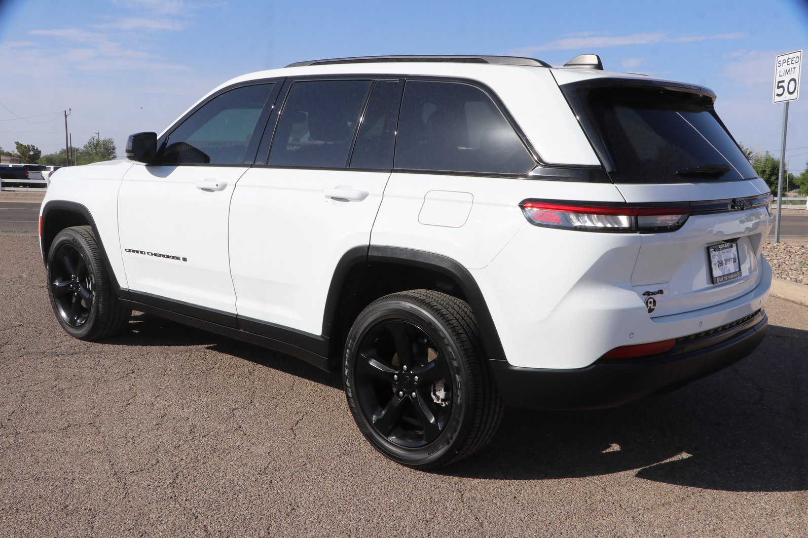 Used 2024 Jeep Grand Cherokee Altitude AWD/4WD image 5