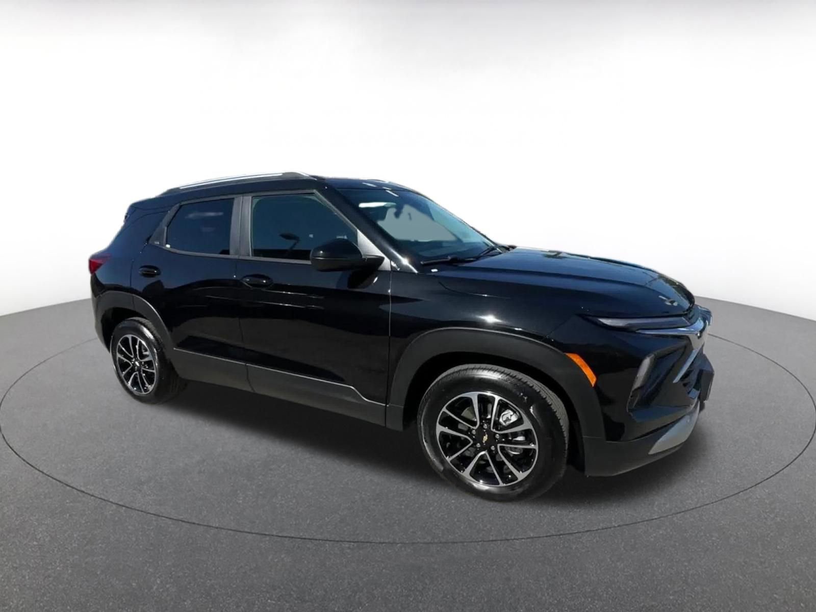 Used 2025 Chevrolet TrailBlazer LT image 2