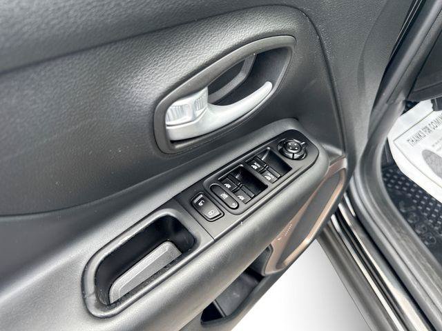 Used 2023 Jeep Renegade Latitude AWD/4WD image 15