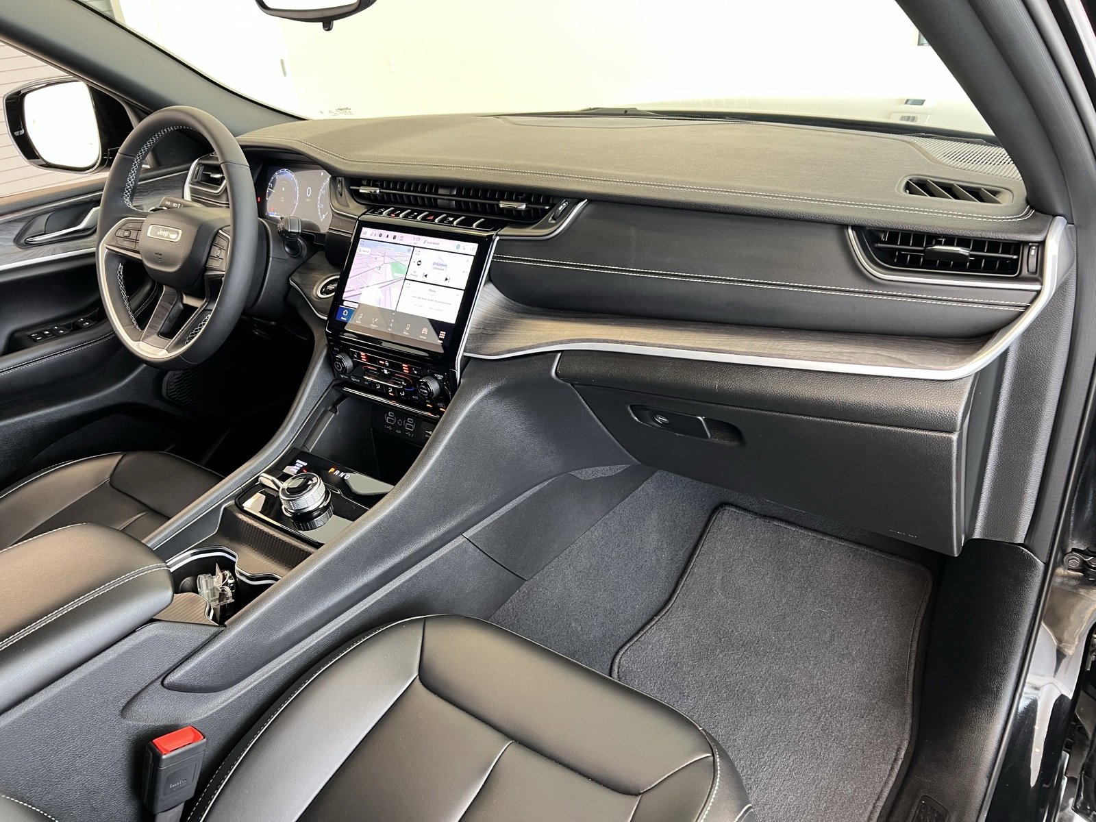 Used 2024 Jeep Grand Cherokee L Limited w/ Black Appearance Package image 51