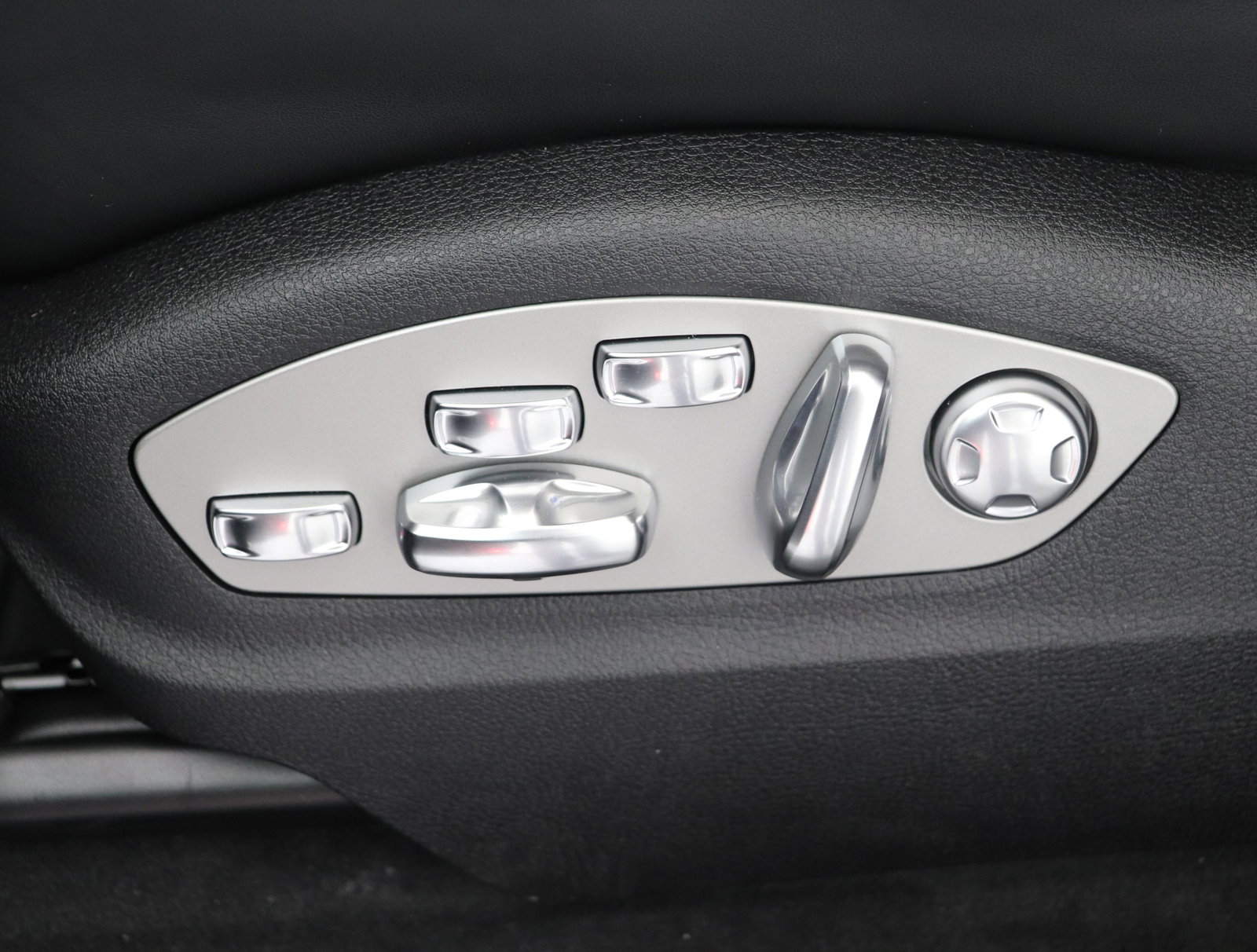 Used 2025 Porsche Macan image 23