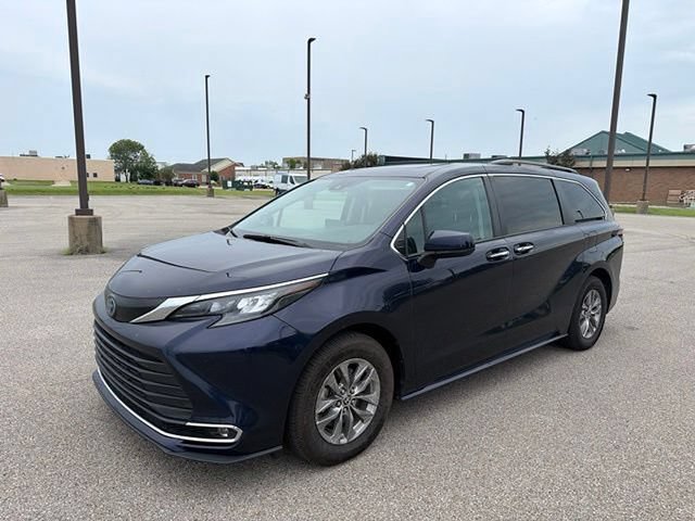 Certified 2024 Toyota Sienna XLE w/ XLE Plus Package FWD image 2