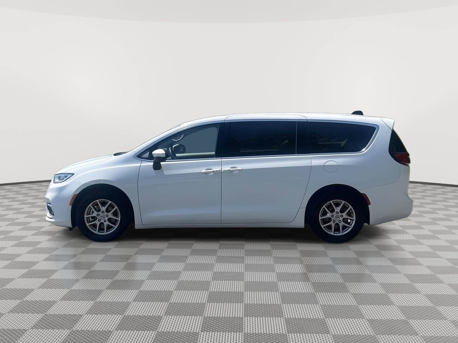 Used 2023 Chrysler Pacifica Touring-L FWD image 8