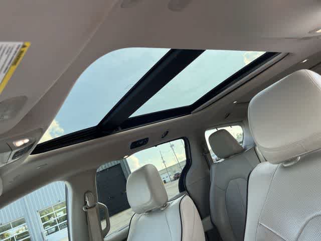 Used 2021 Chrysler Pacifica Limited FWD image 16