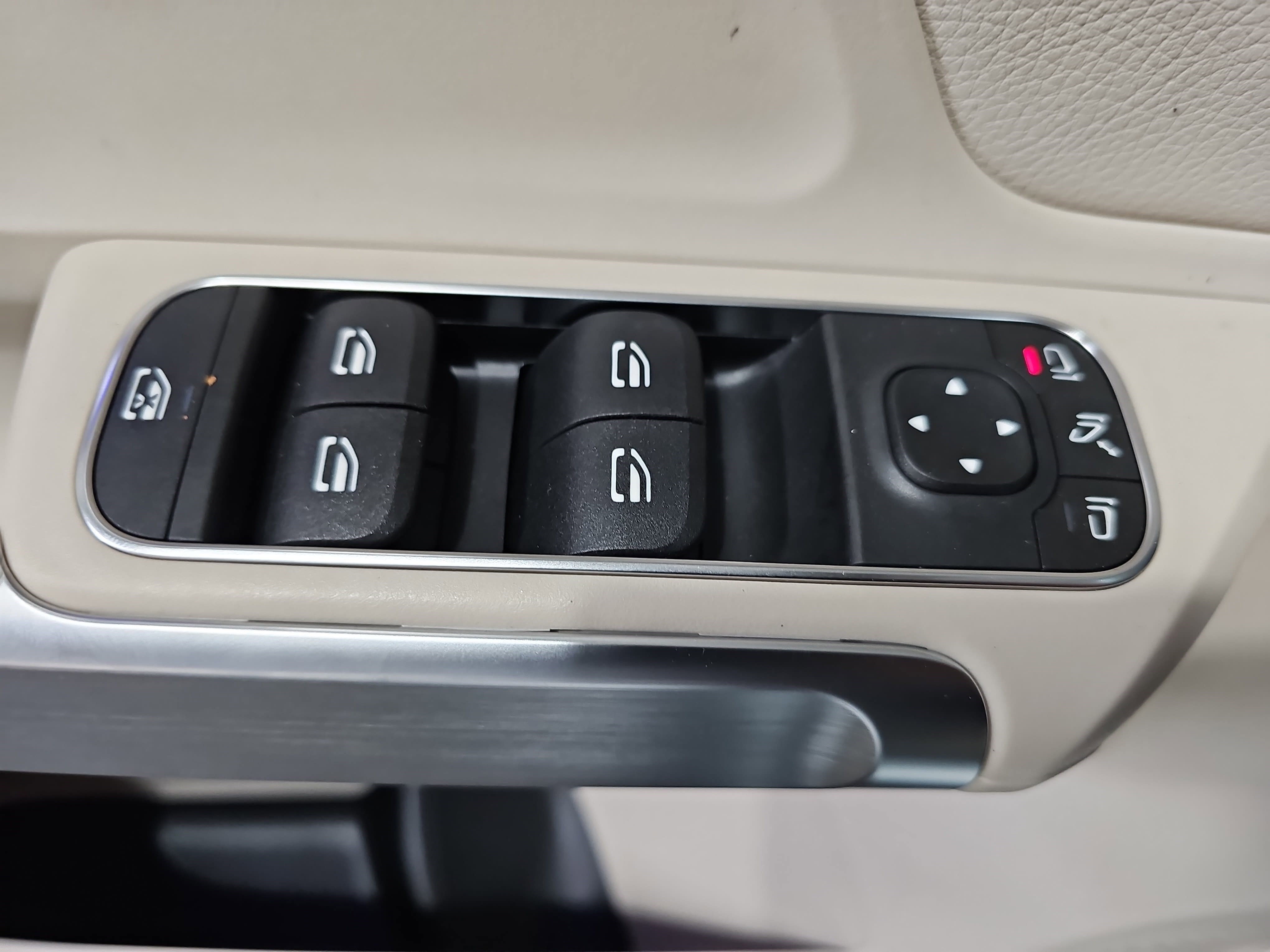 New 2025 Mercedes-Benz GLB 250 image 28