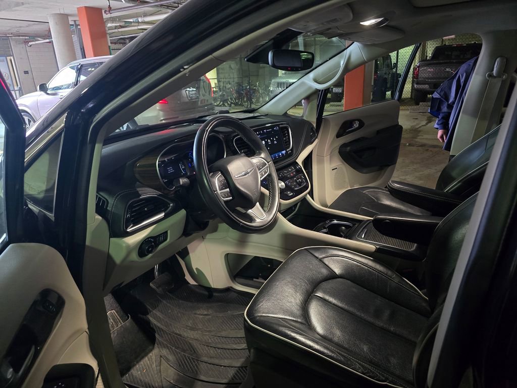 Used 2022 Chrysler Pacifica Limited w/ Uconnect Theater Family Group image 9