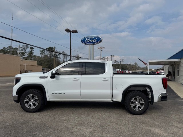 Used 2022 GMC Sierra 1500 SLE image 1