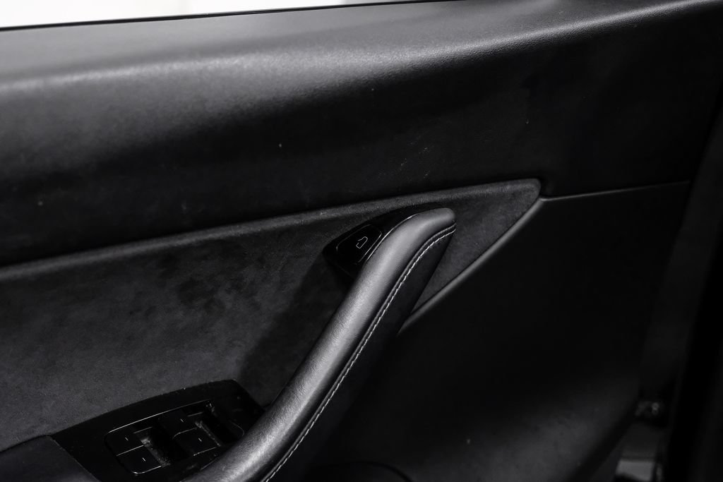 Used 2021 Tesla Model Y Long Range AWD/4WD image 39