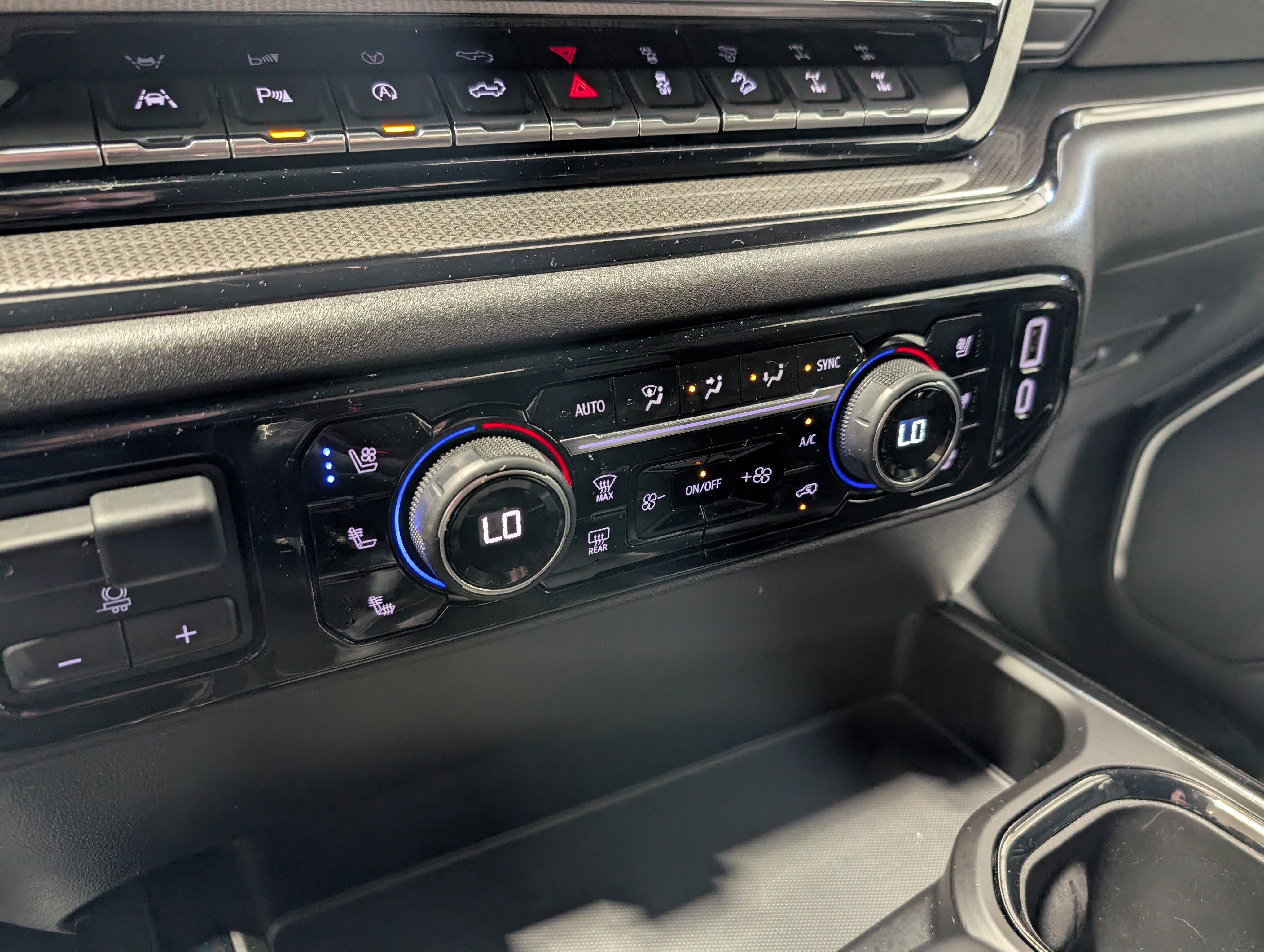 Used 2024 Chevrolet Silverado 1500 ZR2 w/ Technology Package image 30