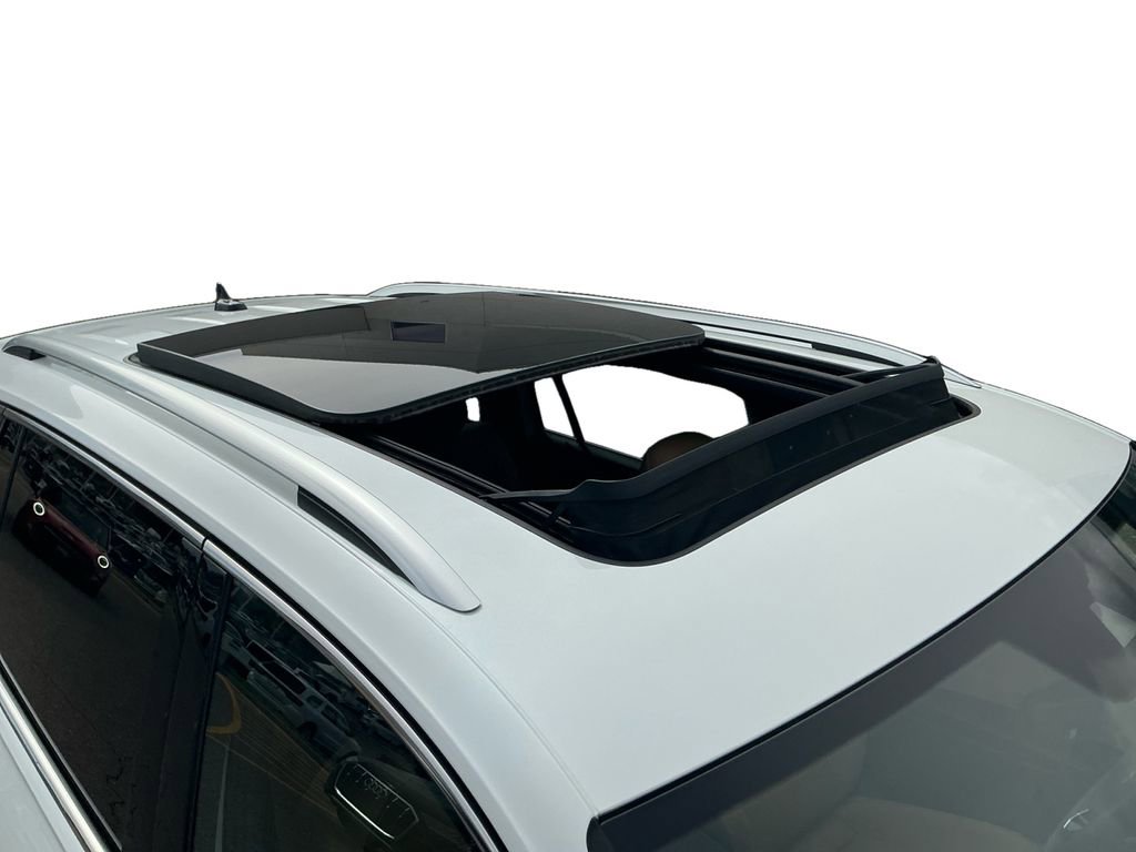 Used 2023 Volkswagen Tiguan SE w/ Panoramic Sunroof Package image 21