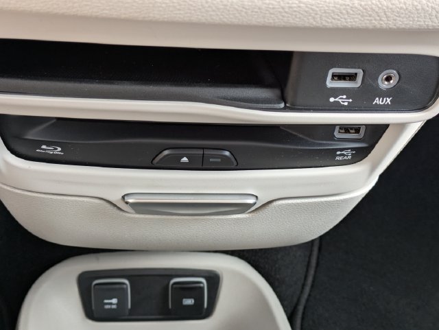Used 2018 Chrysler Pacifica Limited w/ Advanced Safetytec Group FWD image 27