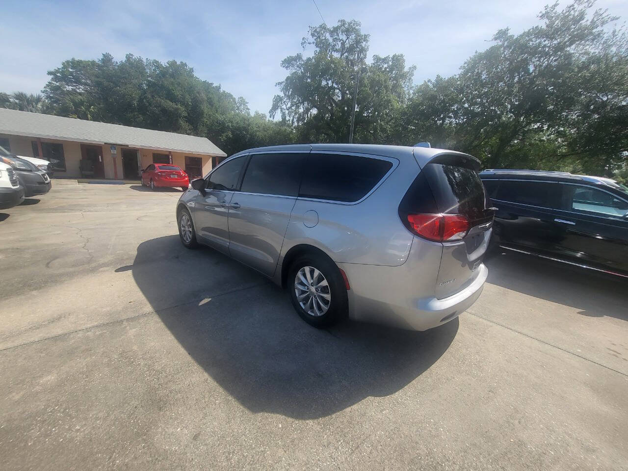 Used 2017 Chrysler Pacifica Touring w/ Tire & Wheel Group FWD image 43
