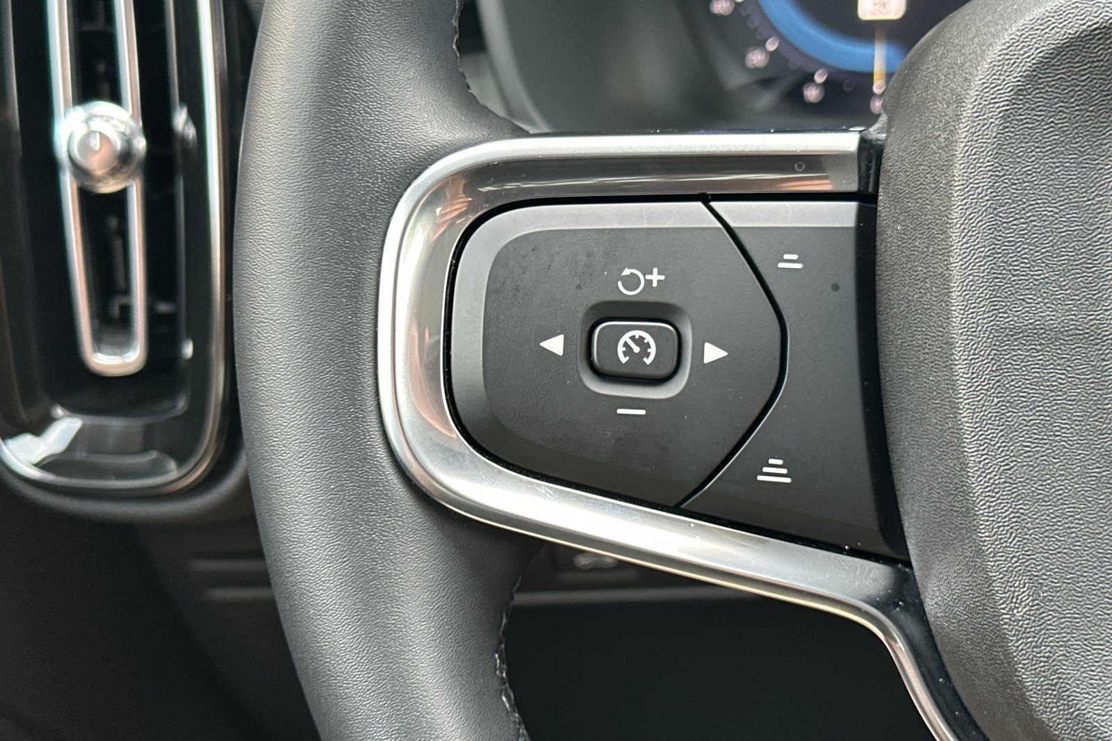 Certified 2025 Volvo XC40 B5 Plus image 29