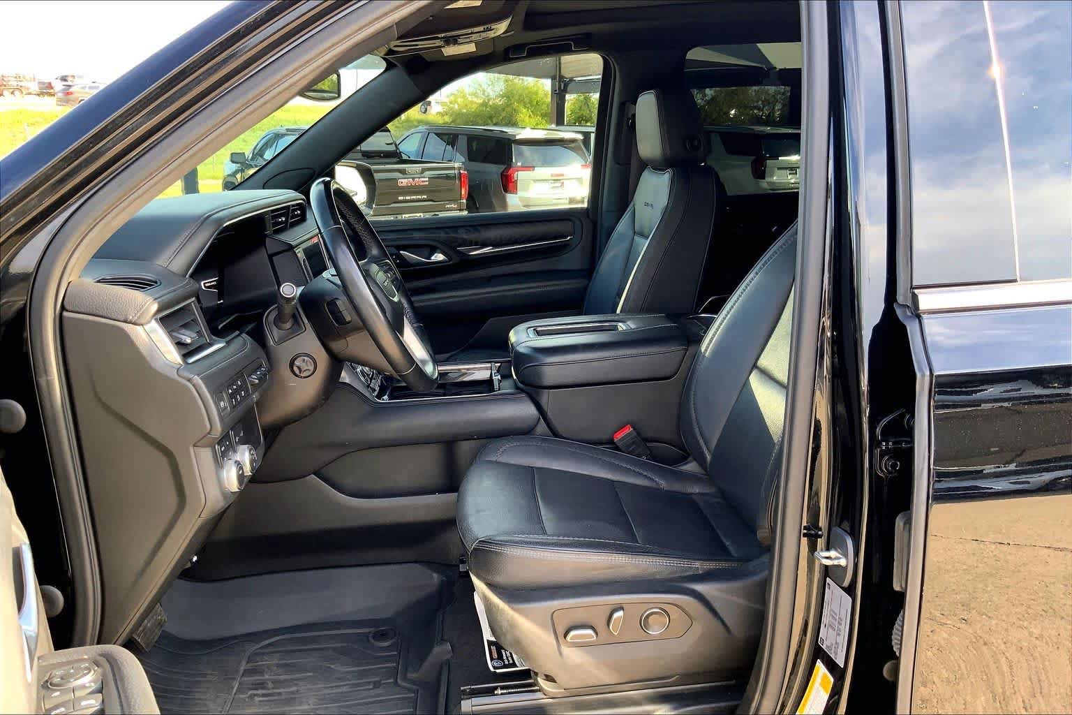 Used 2023 GMC Yukon Denali AWD/4WD image 8