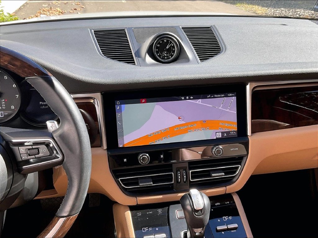 Certified 2023 Porsche Macan AWD/4WD image 10