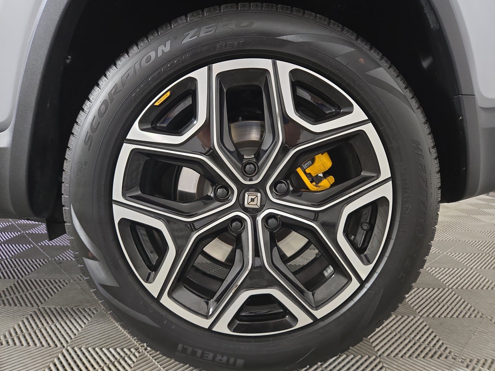Used 2024 Rivian R1S Adventure AWD/4WD image 10