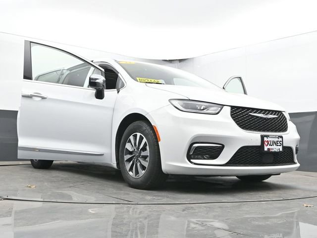 Used 2023 Chrysler Pacifica Limited FWD image 71