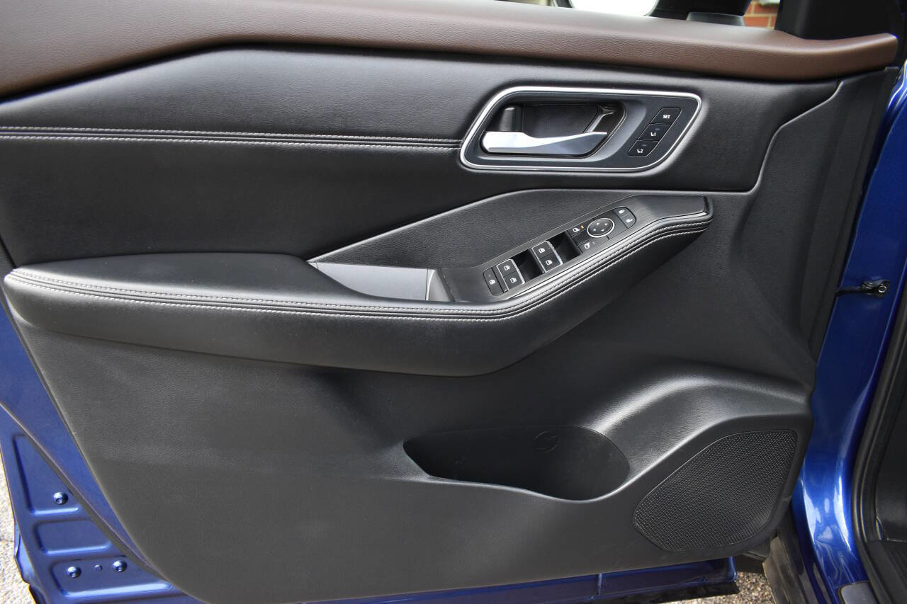 Used 2021 Nissan Rogue Platinum image 18