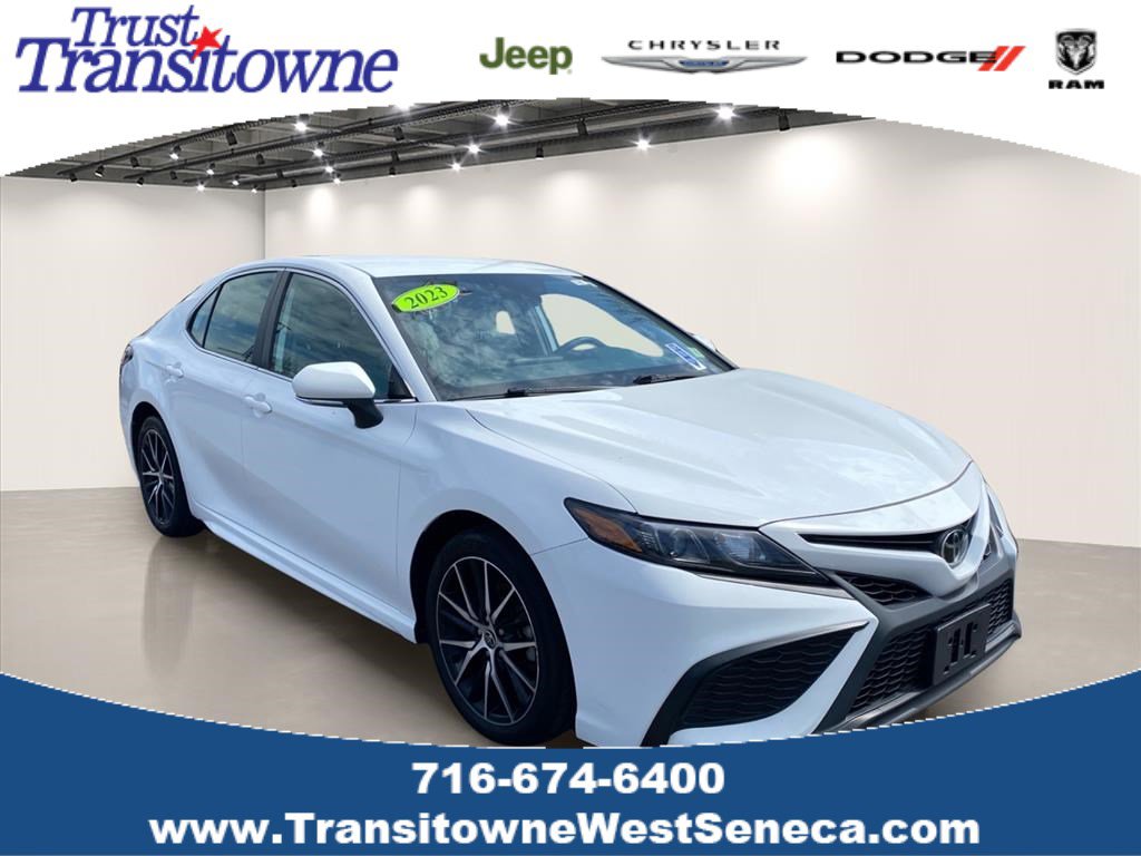 Used 2023 Toyota Camry SE FWD image 1