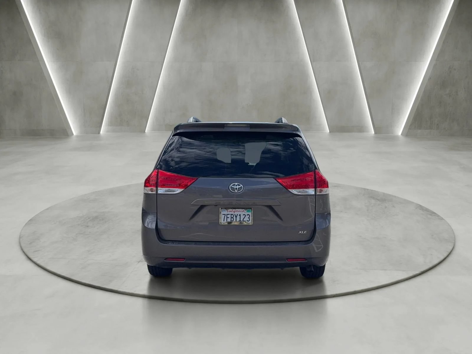 Used 2014 Toyota Sienna XLE FWD image 4