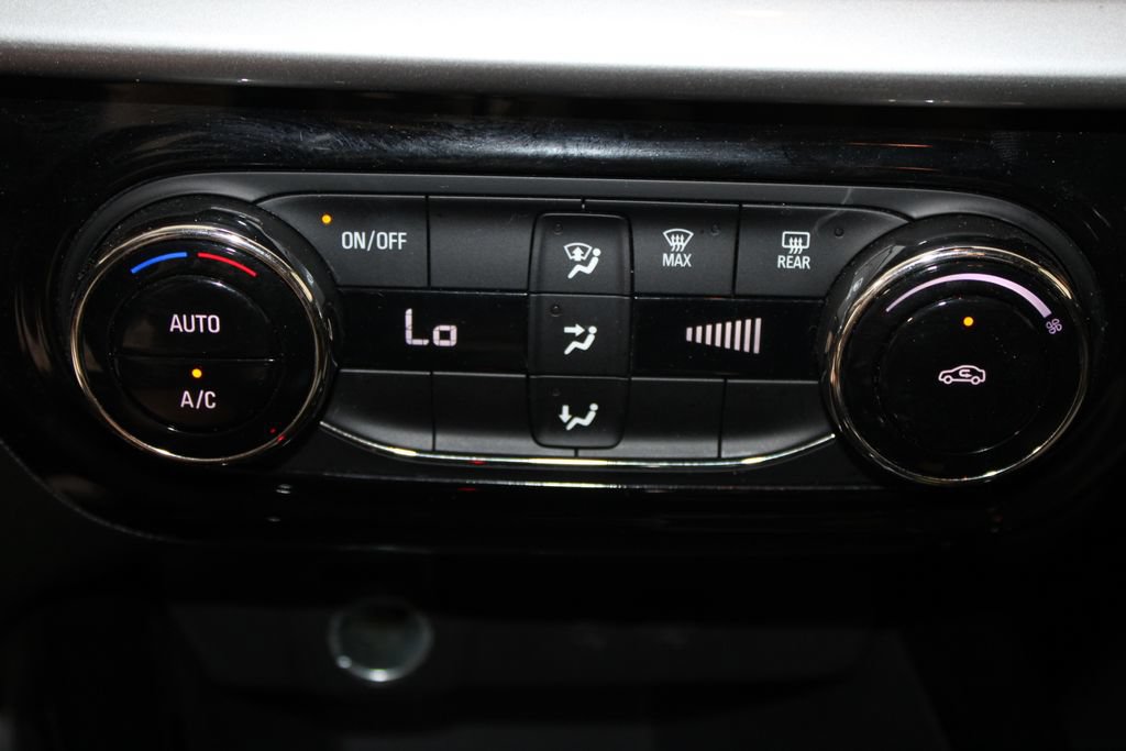 Used 2025 Chevrolet Trax LT FWD image 46
