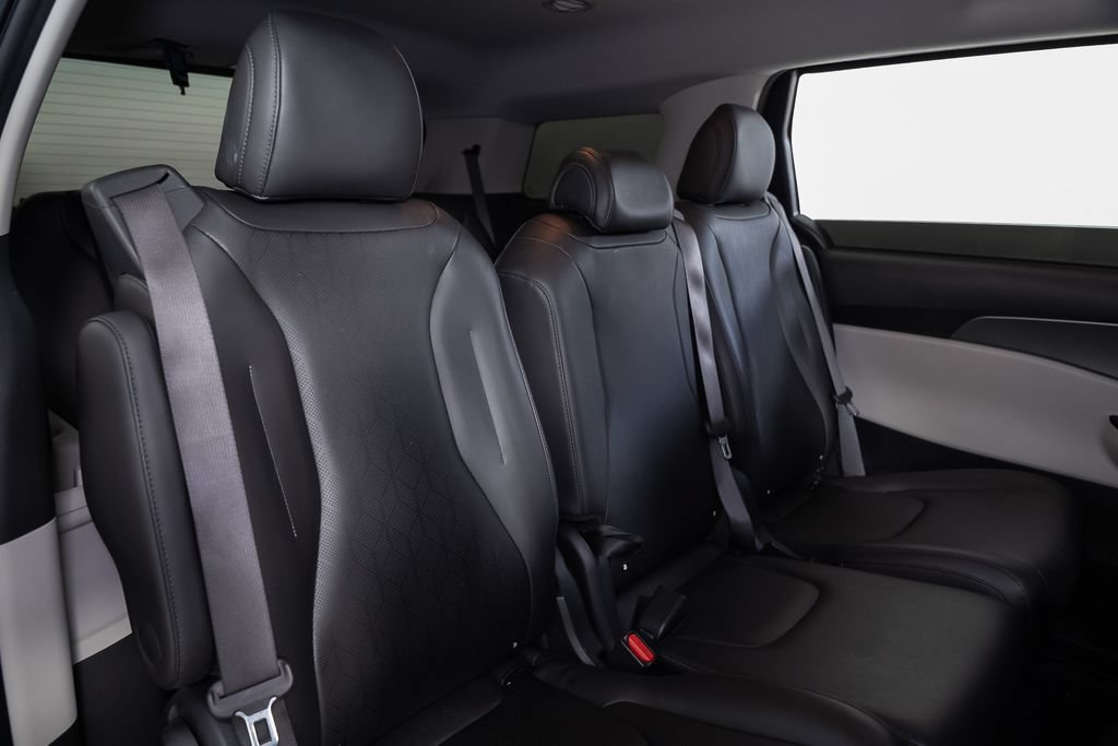 Used 2023 Kia Carnival LX FWD image 22