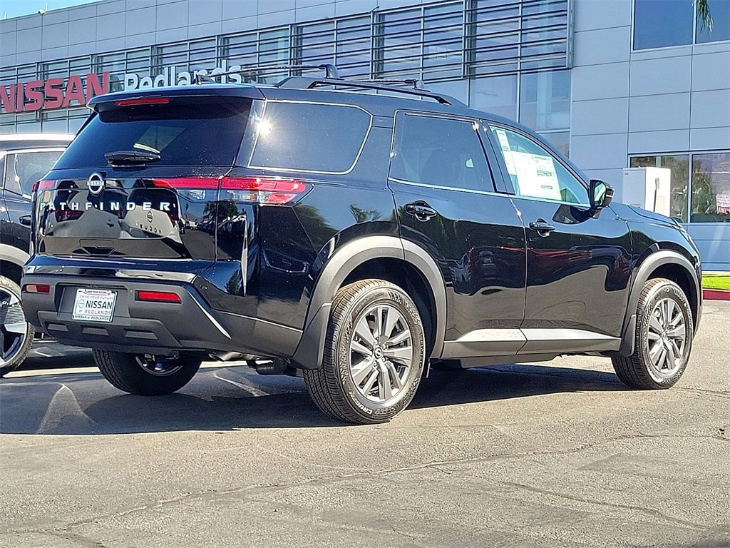 New 2025 Nissan Pathfinder SV image 2
