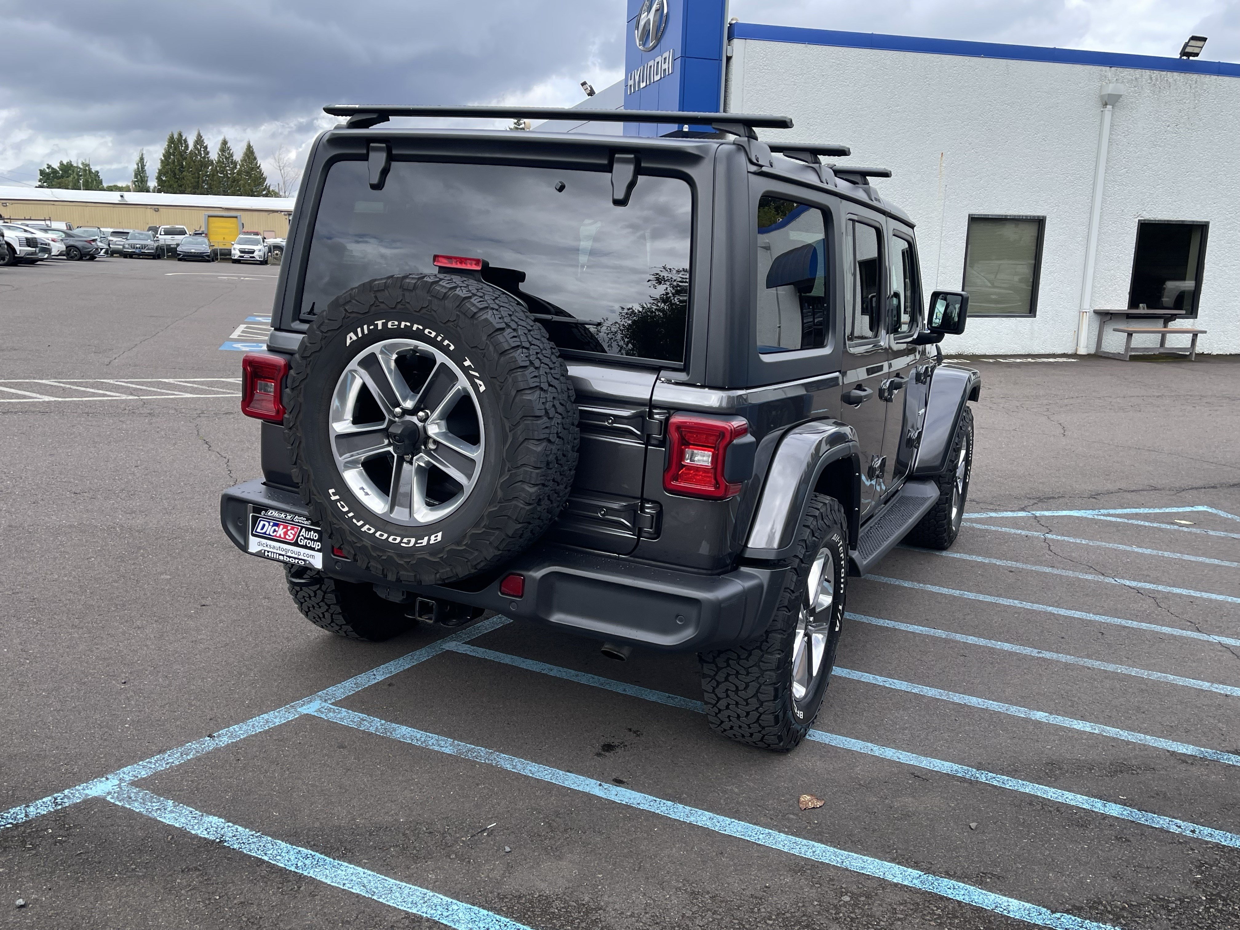 Used 2022 Jeep Wrangler Unlimited Sahara w/ LED Lighting Group AWD/4WD image 5