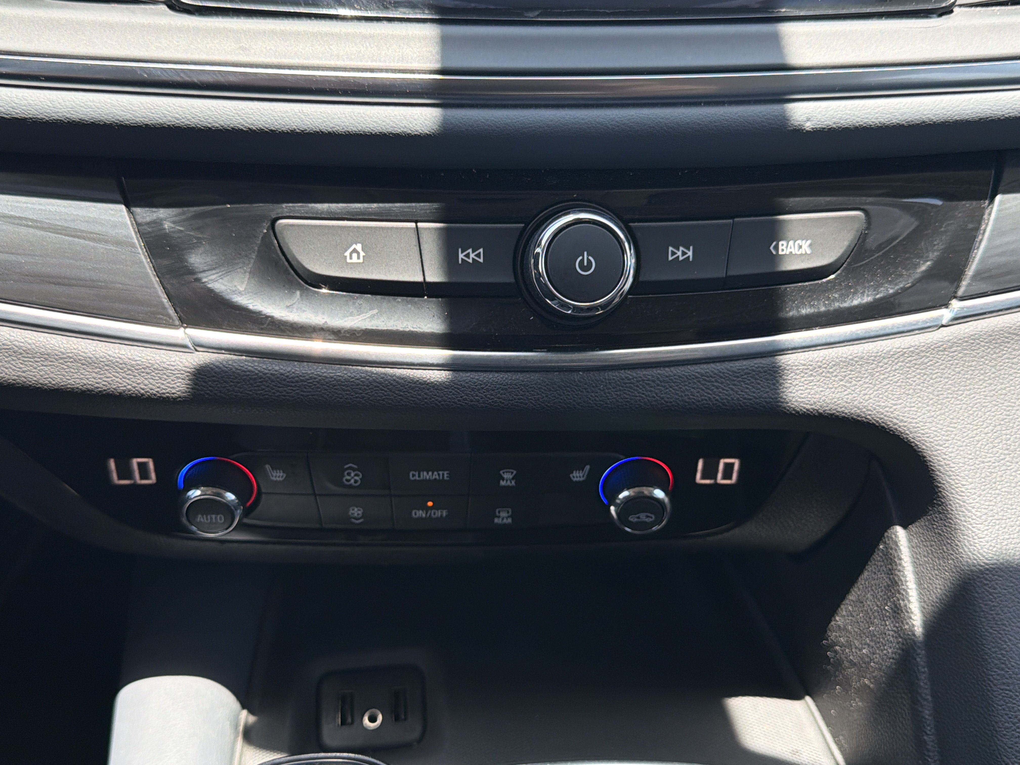 Used 2018 Buick Enclave Essence FWD image 27