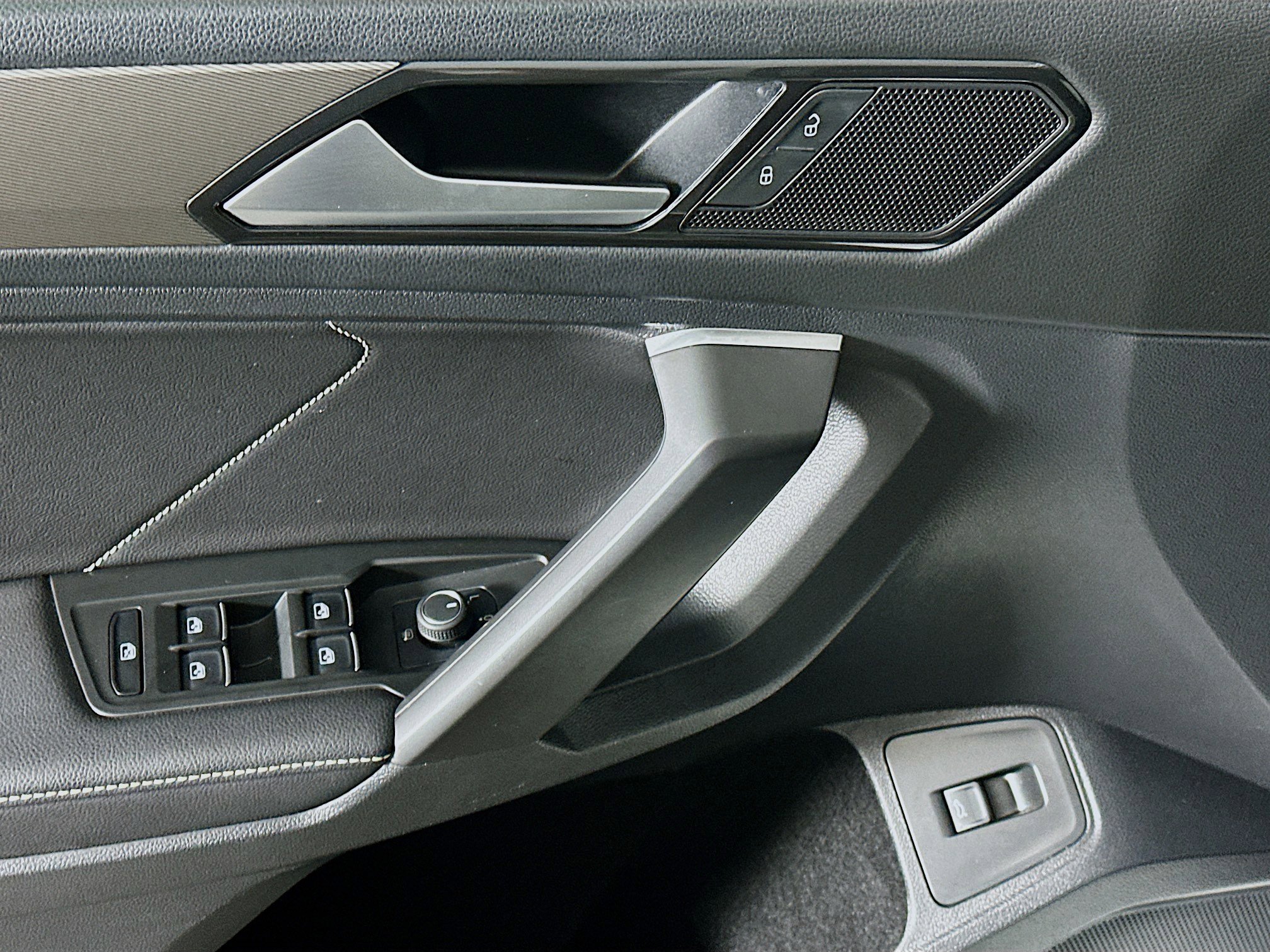 Used 2022 Volkswagen Tiguan SE image 15