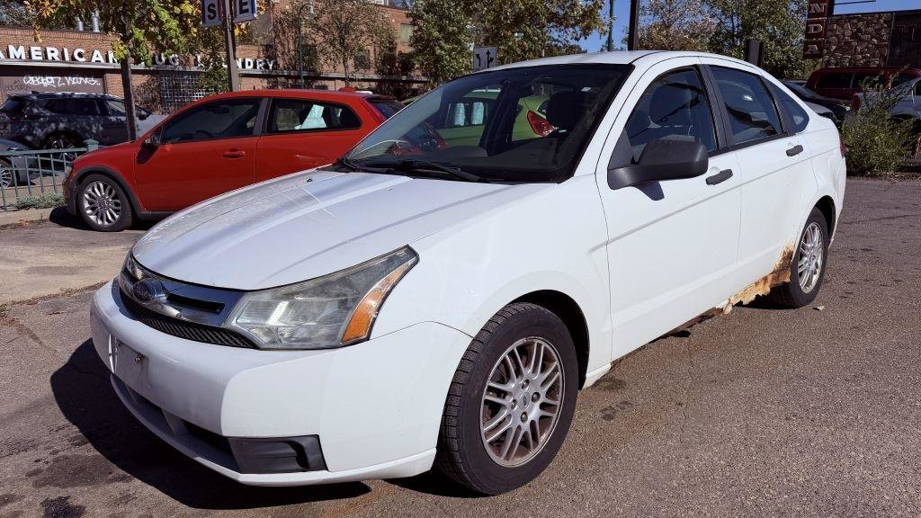 Used 2010 Ford Focus SE FWD image 2