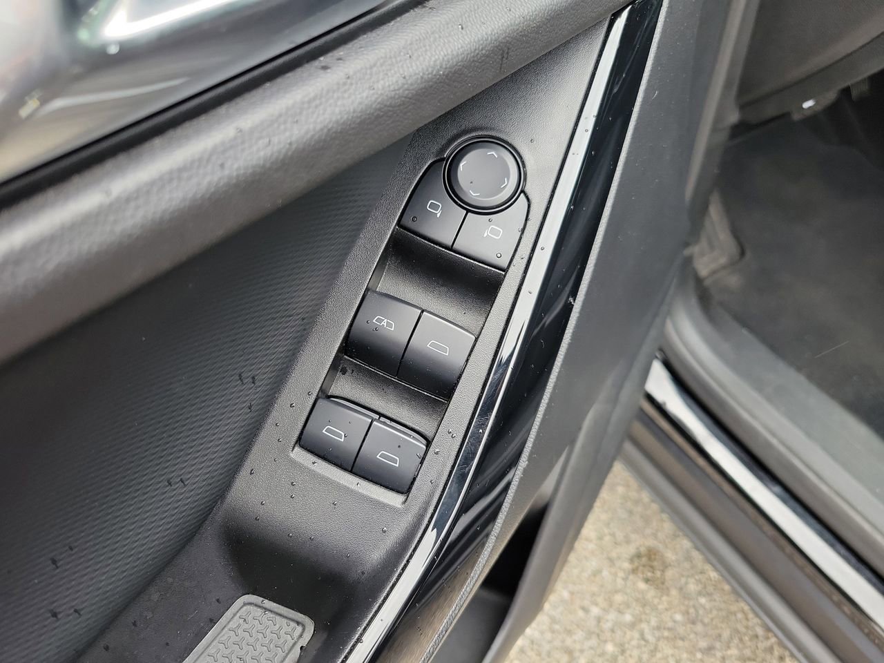 Used 2025 Chevrolet Equinox LT image 12