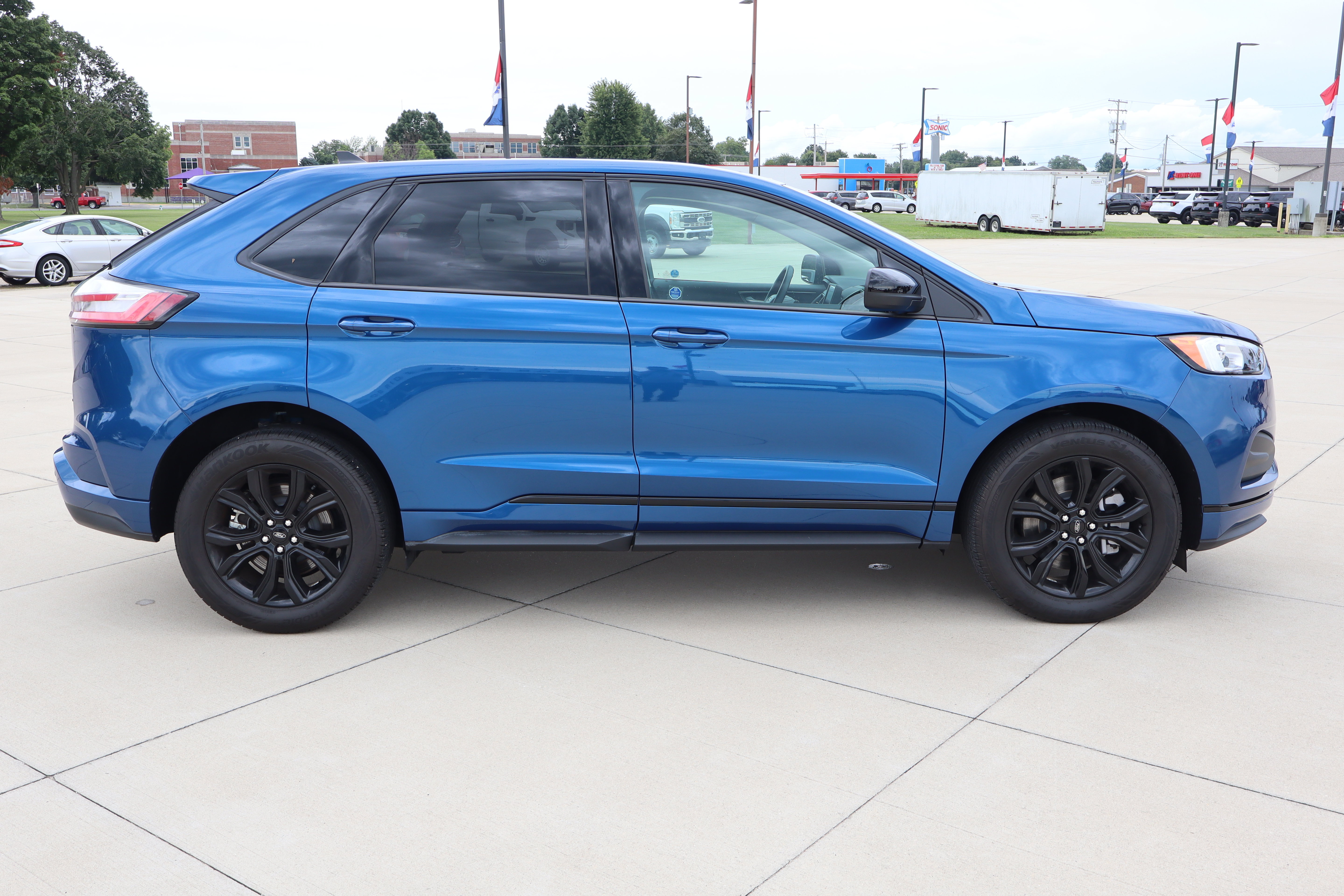 Used 2024 Ford Edge SE w/ Black Appearance Package AWD/4WD image 4