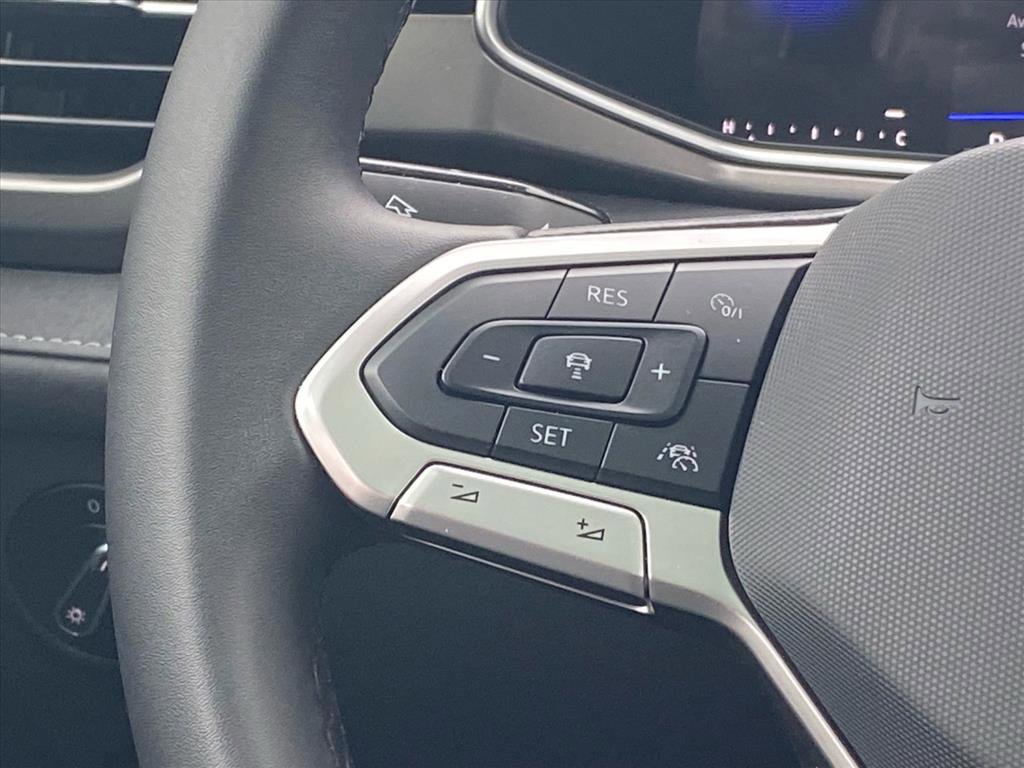 Used 2025 Volkswagen Taos SE image 6