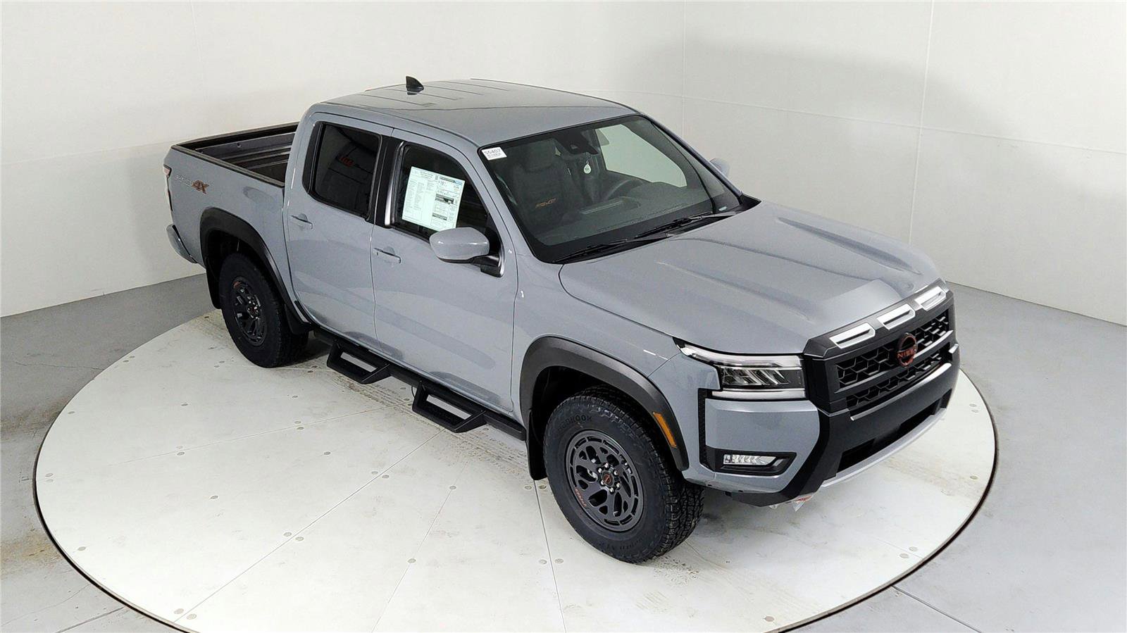 Used 2025 Nissan Frontier PRO-4X image 13