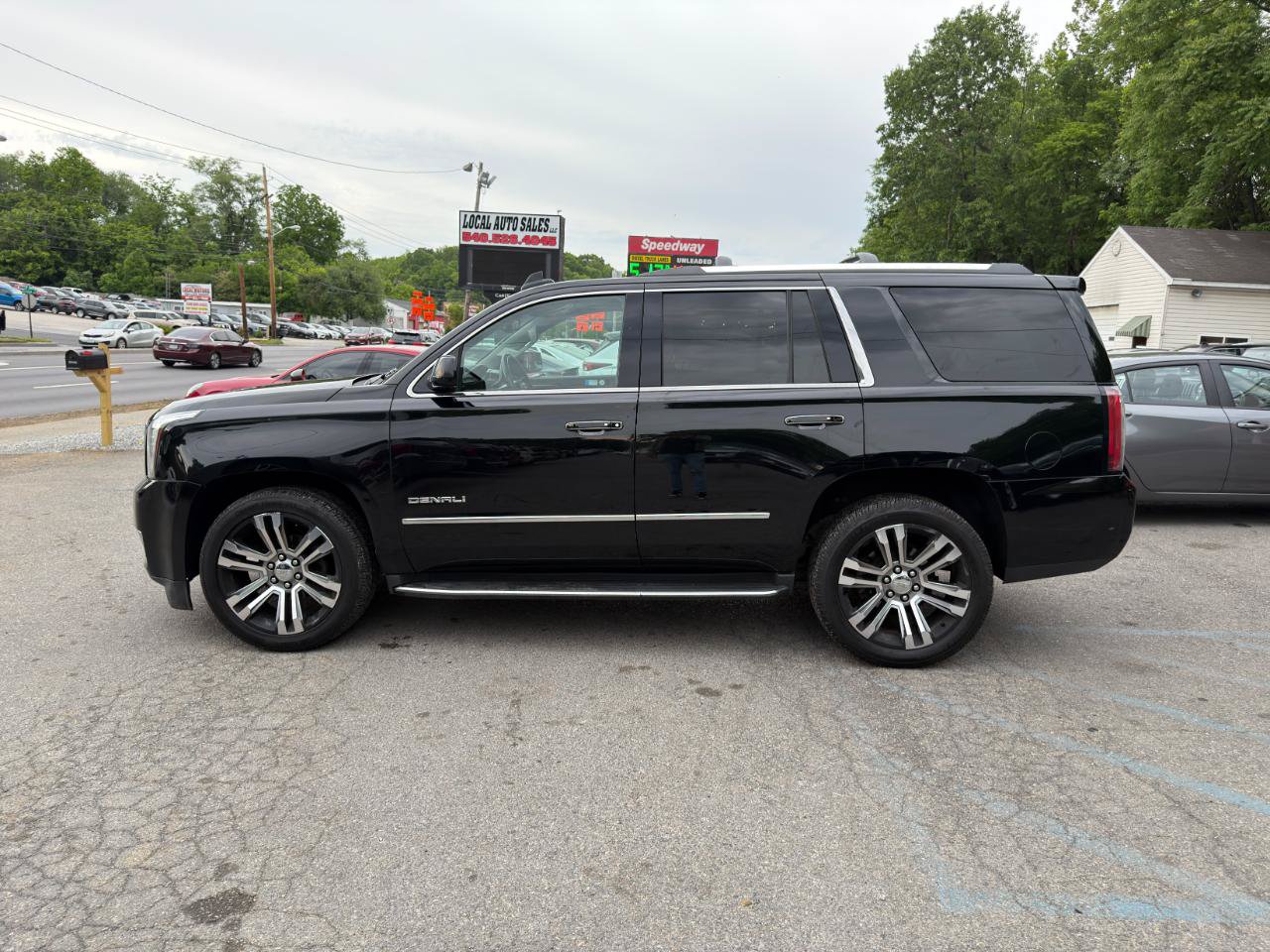 Used 2017 GMC Yukon Denali w/ Open Road Package AWD/4WD image 8