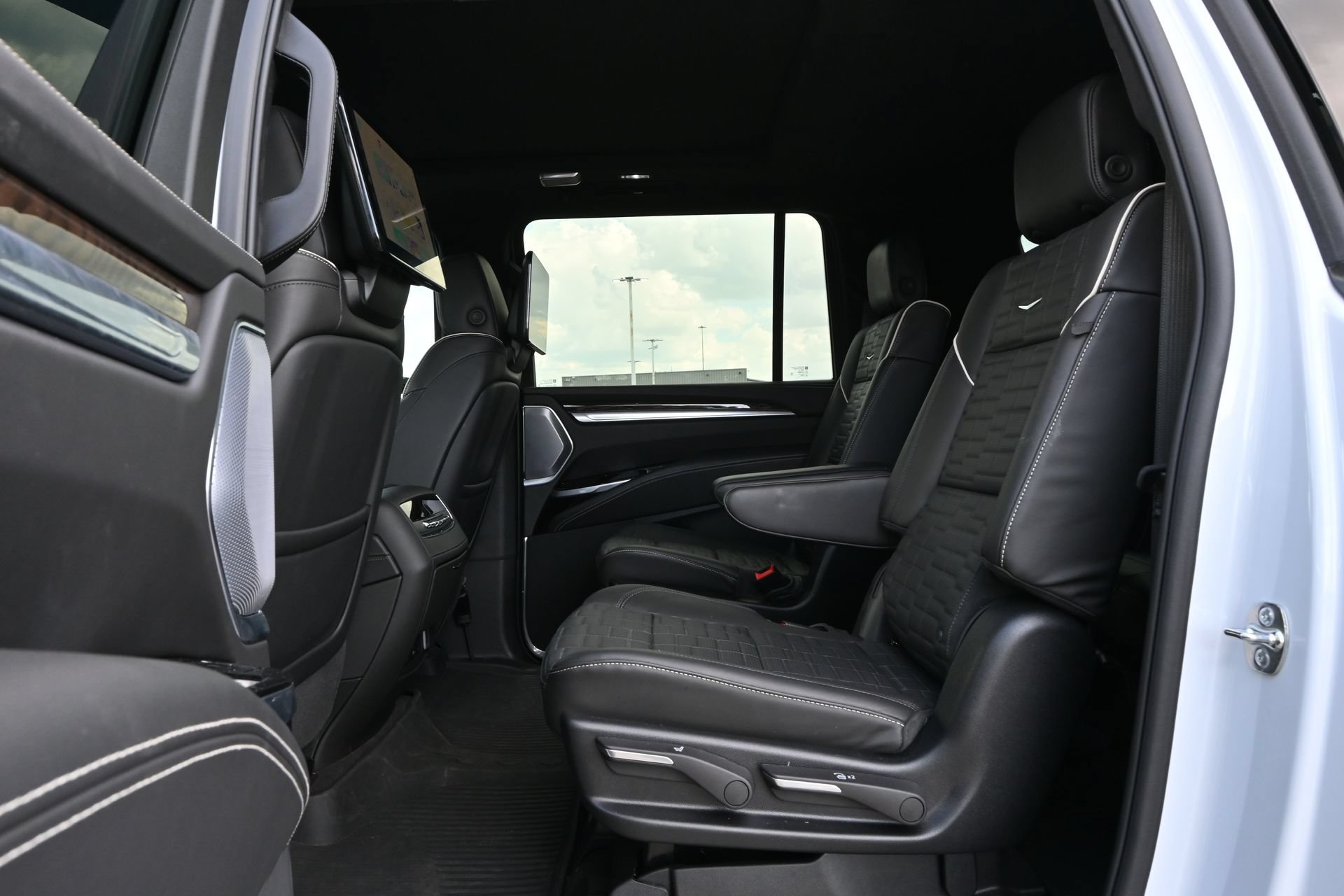Certified 2026 Cadillac Escalade ESV Platinum Sport w/ LPO, ONYX Package AWD/4WD image 20
