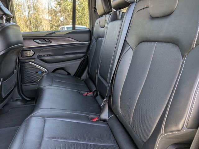 Used 2022 Jeep Grand Cherokee Overland w/ Luxury Tech Group IV image 16