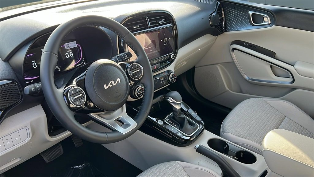 Certified 2025 Kia Soul EX image 18