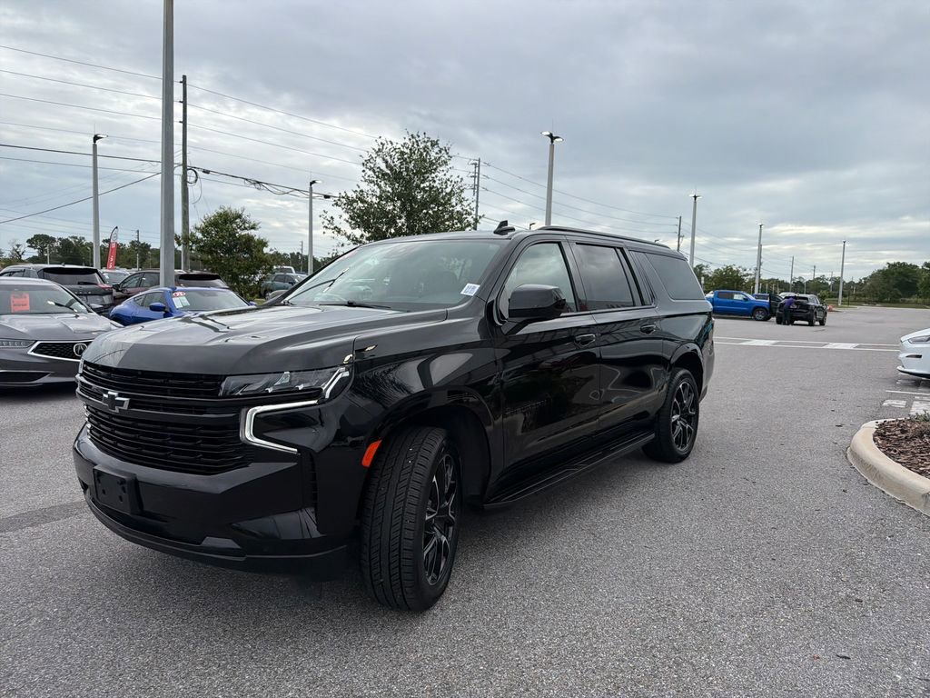 Used 2024 Chevrolet Suburban RST RWD image 3