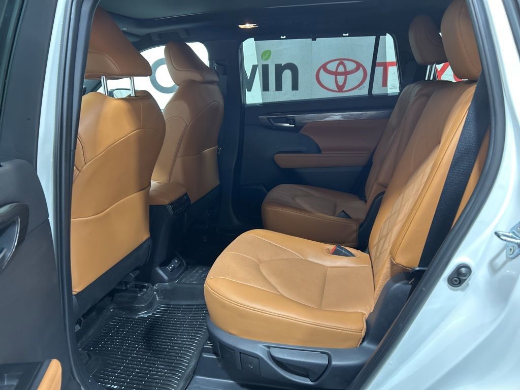 Used 2025 Toyota Highlander Platinum image 21